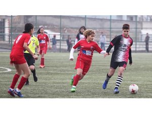 Bayanlar maçında kırmızı kartlar hava uçuştu
