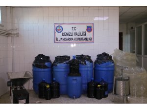 Jandarma bin 100 litre kaçak şarap ele geçirdi