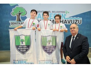 Geleneksel yüzme yarışlarında yüzlerce sporcu mücadele etti