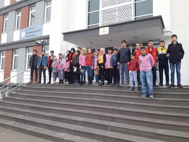 Genç TEMA sokaktaki dostlarını yalnız bırakmadı