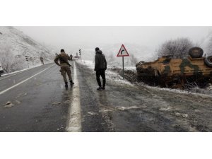 Görevden dönen zırhlı askeri araç devrildi: 2 asker yaralı