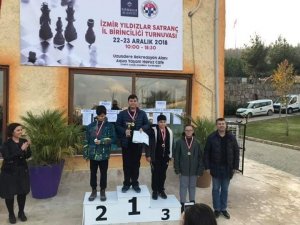 Aliağa’nın altın çocuğu Atakan Biçer, birincilik koltuğunu bırakmıyor