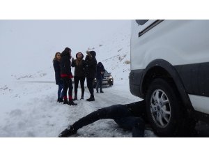 Karda mahsur kalan öğretmenler kurtarıldı