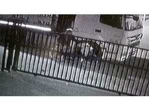 Kamyonun aküsünü çaldı