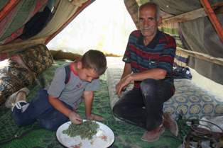 Evi yanan aile çadırda yaşamaya çalışıyor