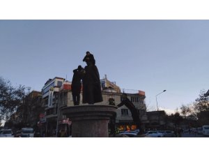‘Babam’ diye sarıldığı Atatürk heykeline yine çıktı