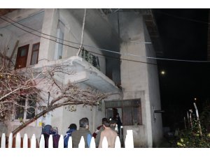 İtfaiye alevlere duvarı kırarak ulaştı