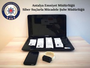 Müşterilerin kartlarını bileğine taktığı mini ‘encoder’ cihazıyla kopyalıyordu