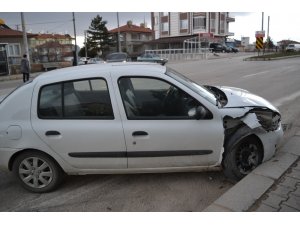Şuhut’ta iki otomobil çarpıştı, 1 yaralı