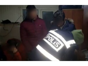 Uyuşturucuyu ayakkabı tabanında taşımışlar