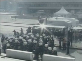 Taksim'de ortalık yıkılıyor VİDEO