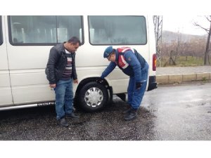 Jandarmadan kış lastiği denetimi