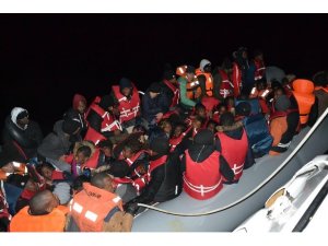Arızalanan lastik botla akıntıya kapılan 62 düzensiz göçmen kurtarıldı