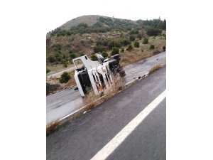 Tanker devrildi, mazot yola döküldü