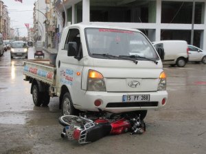 Kamyonet ile motosiklet çarpıştı: 1 yaralı
