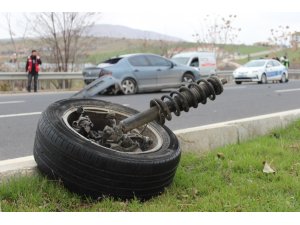 Kazada otomobilin tekeri koptu: 2 yaralı