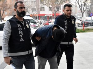 Bıçaklı gaspçıyı, montu yakalattı