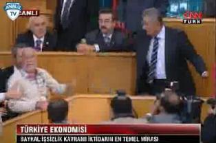 Baykal konuşurken kürsüye koştu!