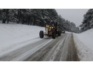 Kazdağları’nda şiddetli kar trafiği olumsuz etkiliyor