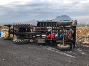 Belediye temizlik aracı devrildi: 1 yaralı