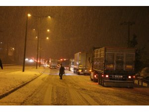 D-300 karayolu kar nedeniyle 2 saat trafiğe kapalı kaldı