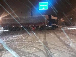 Afyonkarahisar-Konya kara yolunda kar yağışı nedeniyle ulaşım güçlükle sağlanıyor