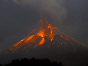 İtalya'da Etna'da sonra Stromboli Yanardağı da faaliyete geçti