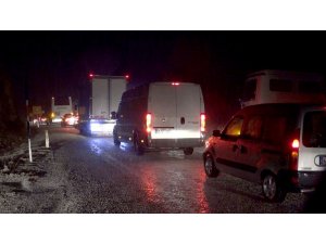 Fethiye - Antalya karayolu sel sebebiyle ulaşıma kapandı, kilometrelerce araç kuyruğu oluştu