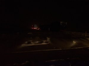 Aşırı kar ve buzlanma nedeniyle iki tırın makas attığı yol trafiğe kapandı