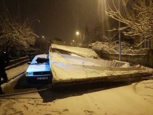 Kar yağışı nedeniyle taziye çadırı  çöktü 2 otomobil hasar gördü