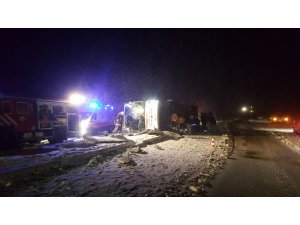 GÜNCELLEME - Kırşehir'de yolcu otobüsü devrildi