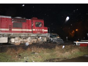 Trenle hafif ticari araç kafa kafaya çarpıştı:1 ölü 1 ağır yaralı