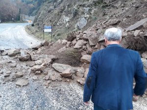 Aydın’da heyelan, kapanan köy yolu kısa sürede açıldı