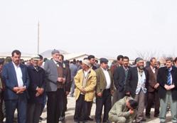 Köy muhtarı toprağa verildi