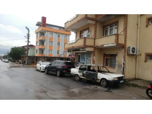 Otomobilde çıkan yangının binayı yakması son anda engellendi