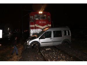 GÜNCELLEME - Yük treni hafif ticari araca çarptı: 1 ölü, 1 yaralı