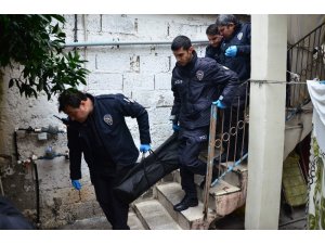 Kocası tarafından çekiç ve bıçakla öldürülen kadının cesedi adli tıpa kaldırıldı