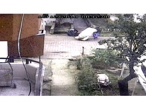 Manavgat’ta kağıt toplayıcı kadınlar rögar kapağını çaldı