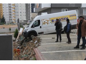 İstinat duvarı çöktü, minibüs askıda kaldı