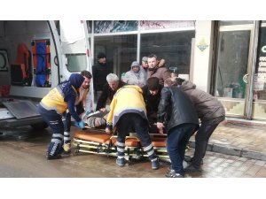Çatıdan havalandırma boşluğuna düşen yaşlı adam yaralandı