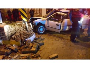 Ekipler kaza yapan otomobilde sıkışan şahsı kurtarmak için seferber oldu