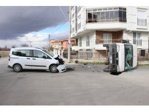 Hafif ticari araçla çarpışan kamyonet devrildi: 2 yaralı