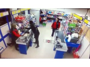 Kasiyere ürün okutturup kasayı açtırdılar, bin 430 TL’yi çalıp kaçtılar