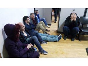 Duruşmaya alınmayınca polise saldırdılar