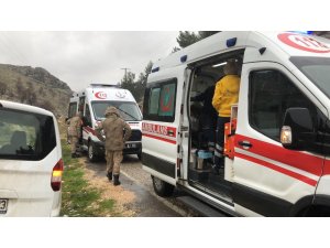 Hafif ticari araç yoldan çıktı: 3 Yaralı
