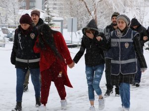 Yaşlıları darp edip, gasp eden çete yakalandı