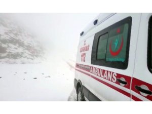 Hastaya giden sağlık ekiplerine kar engeli