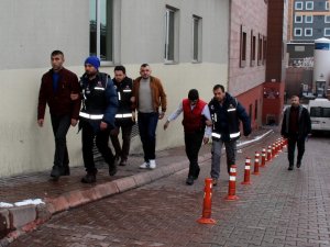 Uzi marka silah ele geçirilen operasyonda 3 kişi adliyeye sevk edildi