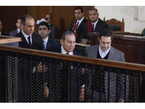 Mursi ve Mübarek mahkemede yüz yüze geldi