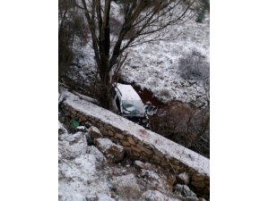 Otomobil dereye uçtu: 1 ölü